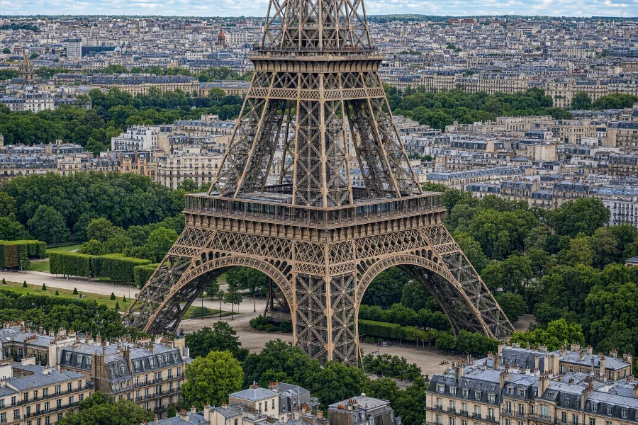 Eiffel Tower in France — jigsaw puzzle picture